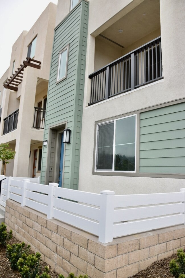 Building Photo - 1630 Saratoga Ln
