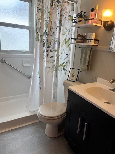 Baño del primer piso con piso nuevo - 1001 Sunset Ave