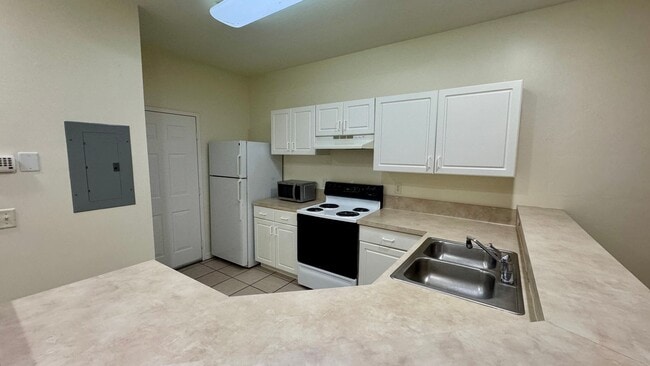Building Photo - The Greens 2BR Townhome with garage!