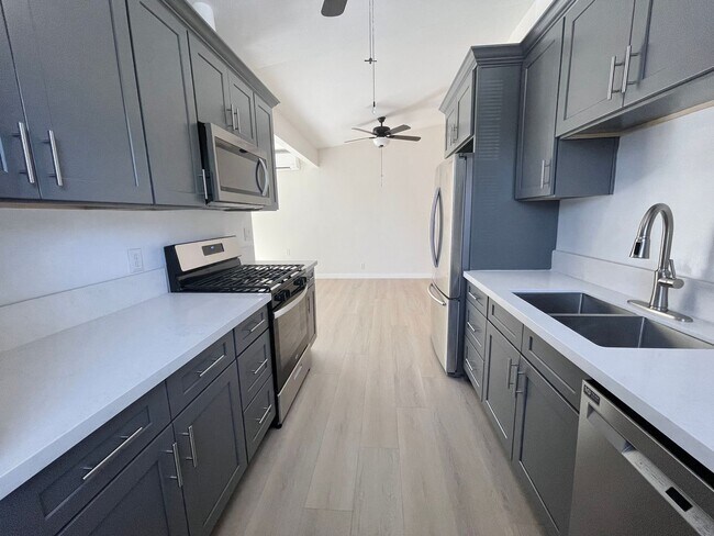 Foto del edificio - Beautiful Remodeled 4 Bedroom 2 Bathroom H...