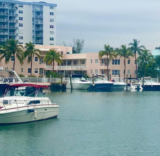 Foto del edificio - 6881 Bay Dr