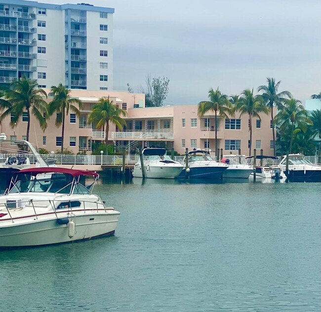 Building Photo - 6881 Bay Dr