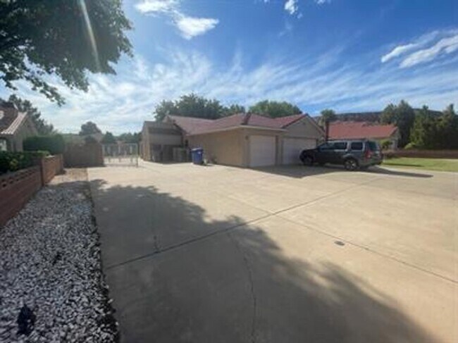 Foto del edificio - Bloomington Beauty-Landscaping INCLUDED!