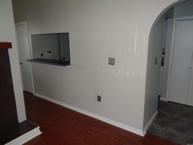 Building Photo - 301 Kings Row Dr