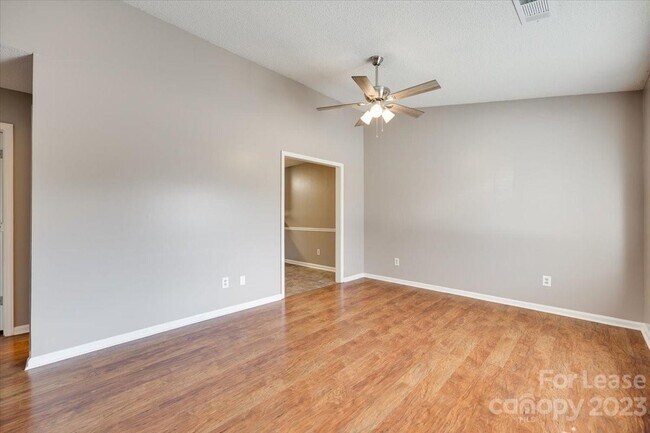 Building Photo - 1148 McKinnon Dr
