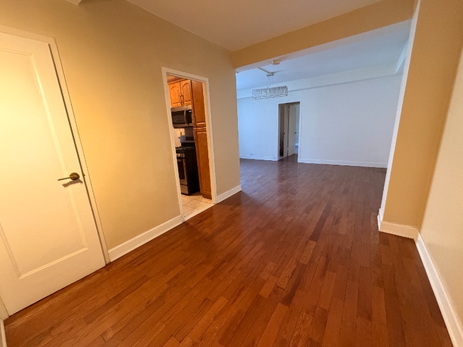 Photo - 1530 Metropolitan Ave Apartment