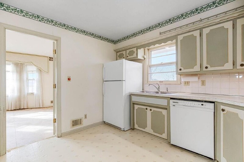Primary Photo - 11910 E 62nd Terrace