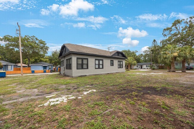 Foto del edificio - Large 3bdrm/1bath/+ bonus room ***Section ...