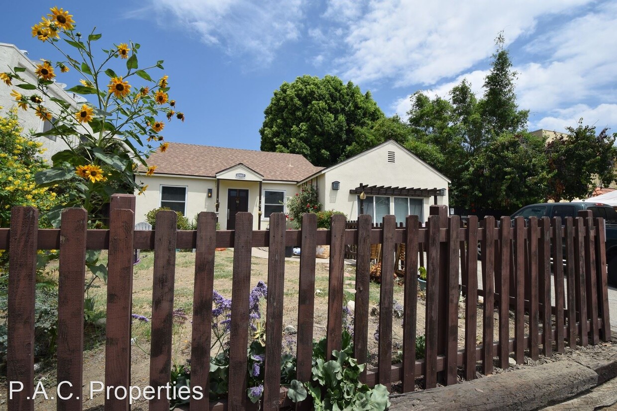 Primary Photo - Studio, 1 bath Apartment - 12007 Burbank B...