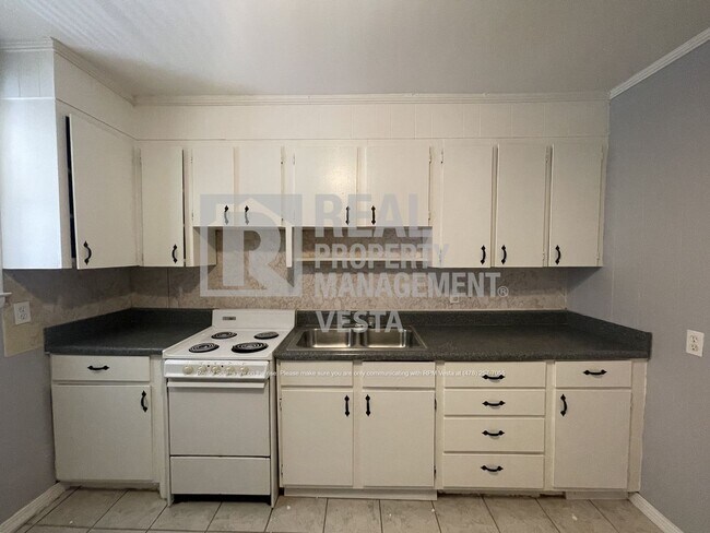 Building Photo - Charming Two Bedroom Duplex