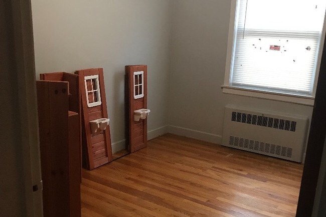 2nd bedroom - 2636 W Farragut Ave