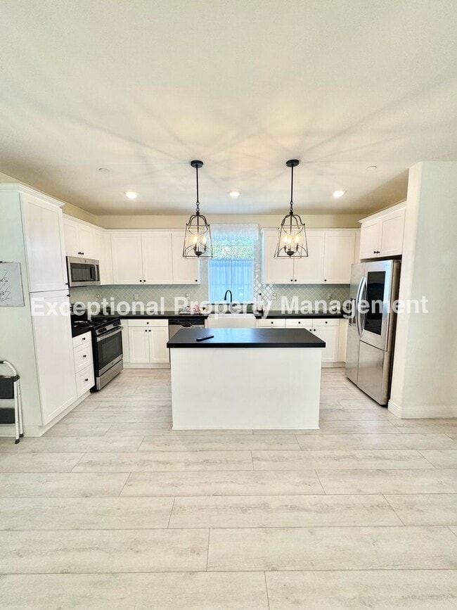 Building Photo - 13941 Blossom Way