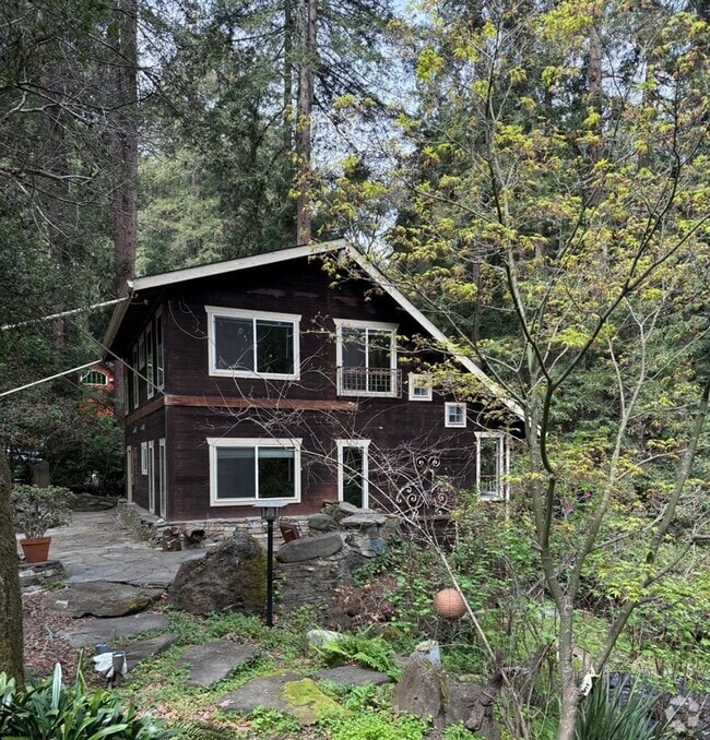 Building Photo - 2010 Sparrow Valley Rd
