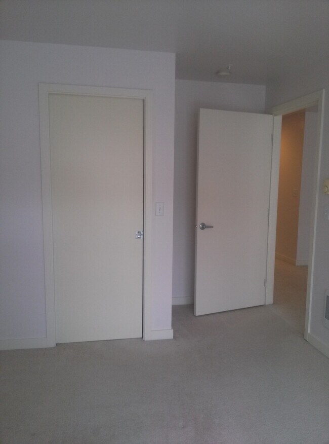 Building Photo - Future remodel Condo Apartemtn 1 BD/1 BA I...