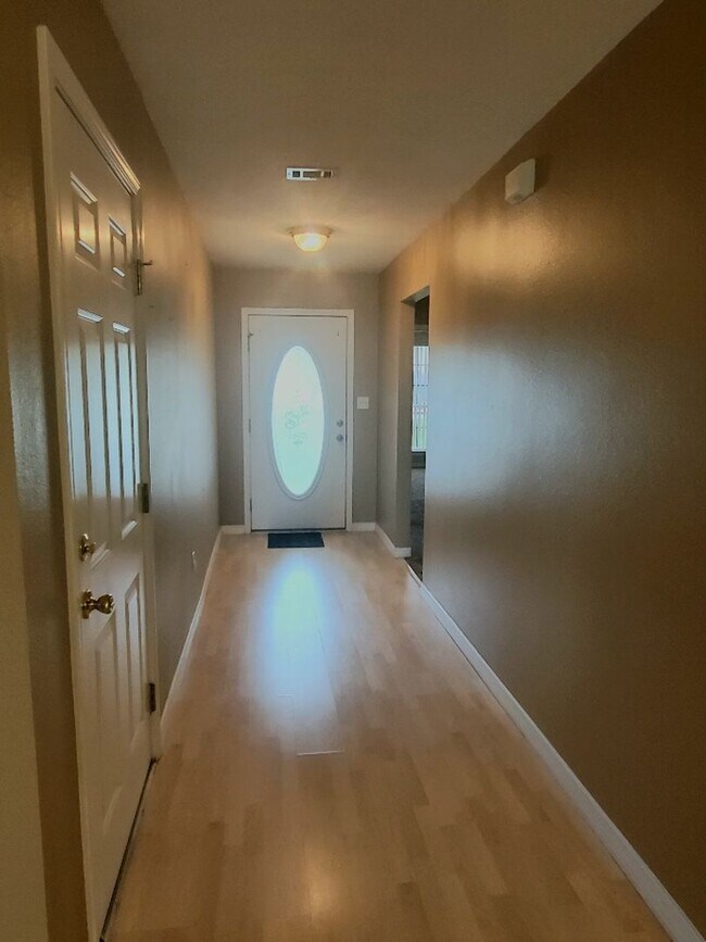 Foto del edificio - Large 3/2 Split Floor Plan Home w/ Vaulted...
