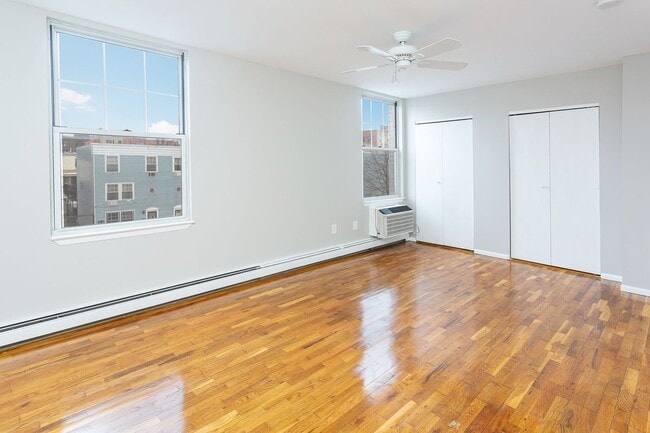 Foto del edificio - King sided bedroom with tons of closets available