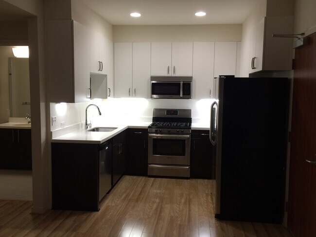 Kitchen - 555 Bartlett St