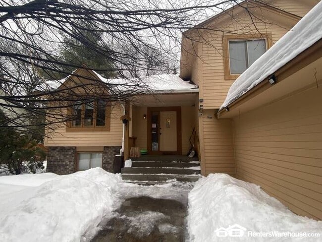 Building Photo - Unique 5BR/4BA 5 Level Home Available 11/4!