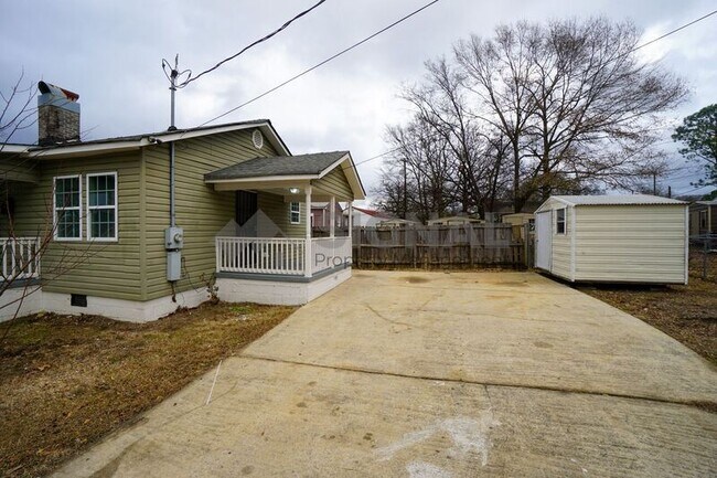 Building Photo - 303 S Park Rd SW