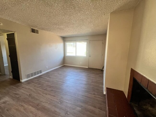 Building Photo - Central Reno Two Bedroom Apartment