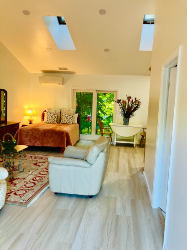 Foto del edificio - 252 Oronoque Rd