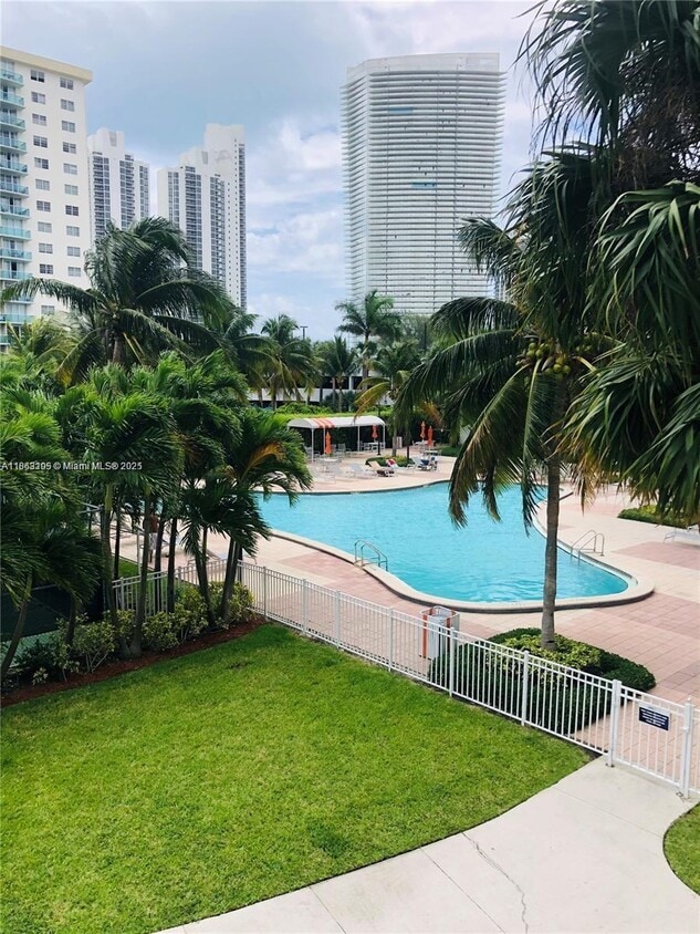 Primary Photo - 19380 Collins Ave