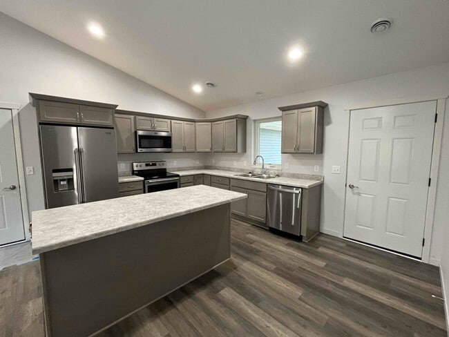 Building Photo - 2303 Lake Ave