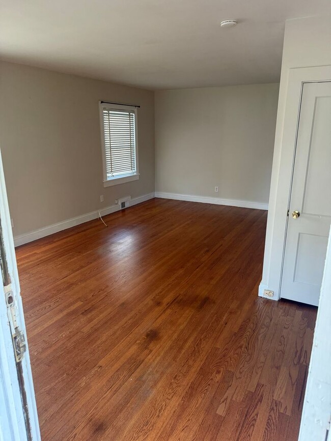 Building Photo - 2 Bedroom Salisbury Home