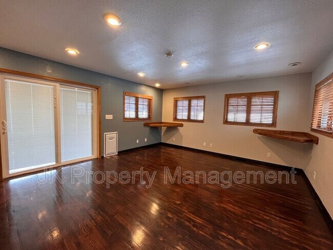 Building Photo - 115 Riverview A