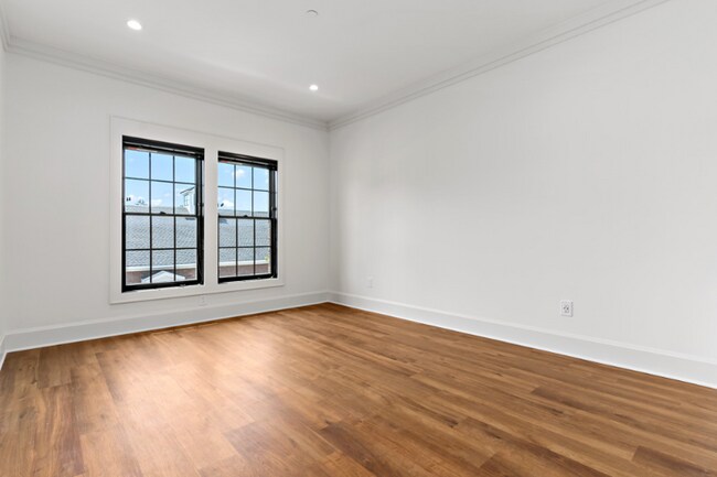 Building Photo - 99 Lynde St
