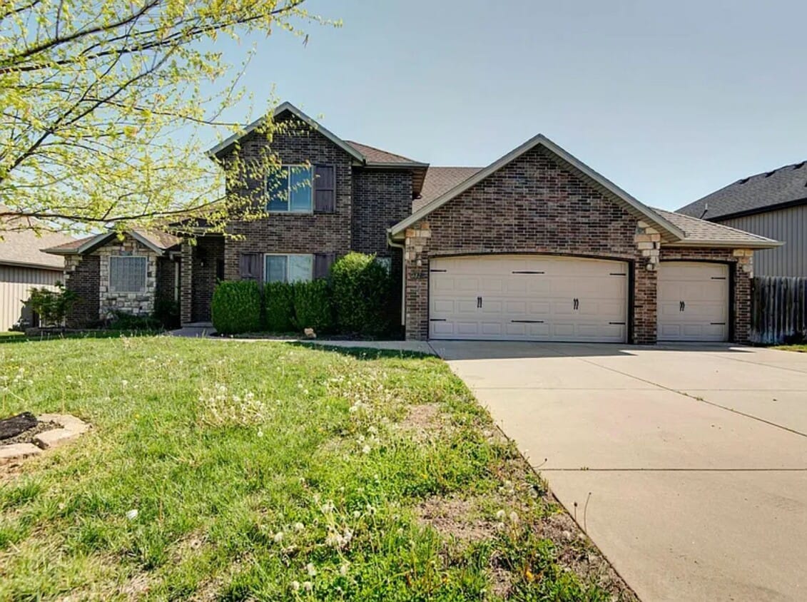 Primary Photo - Beautiful 4 bedroom house with privacy fen...
