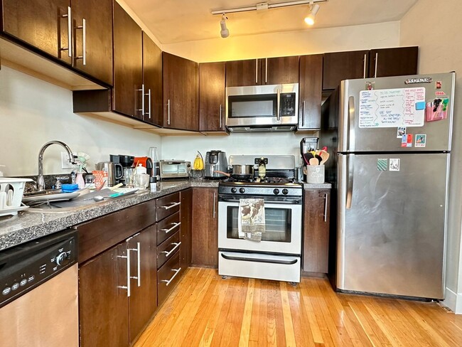 Building Photo - Charming 3 Bedroom-No Broker Fee