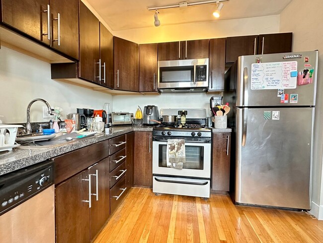 Building Photo - HOT MISSION HILL LISTING!!!!