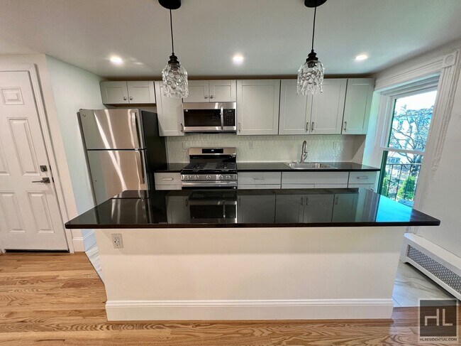 Foto del edificio - 2BR 1BA Classic Details Top Floor Brownstone w/ New Modern Finish on Preserved Bedstuy Block