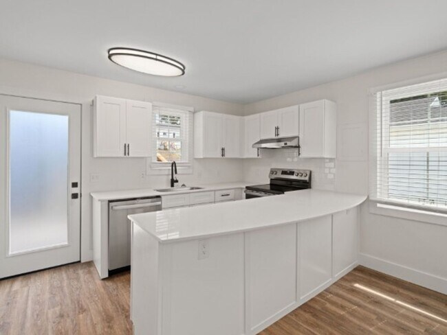 Foto del edificio - Completely Renovated 2BR, 1.5BA Duplex in West Nashville!