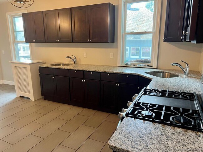 Foto del edificio - 37 Yates Ave