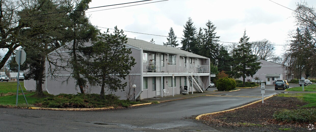 Primary Photo - Oakcrest Apartments