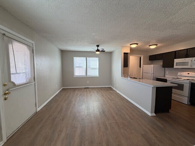 Foto del edificio - Beautiful Duplex Located off 98th and Indiana Near Wal-Mart!