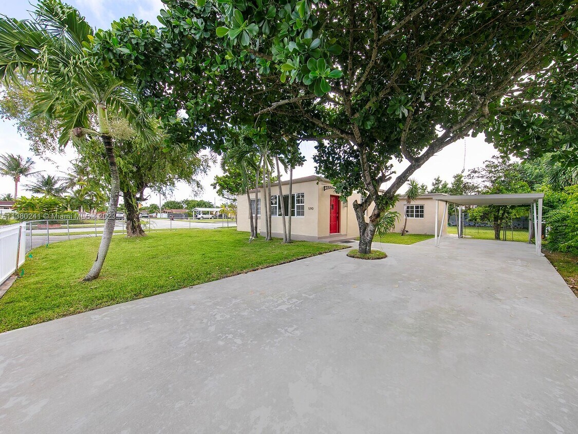 Foto principal - 590 SE 3rd St