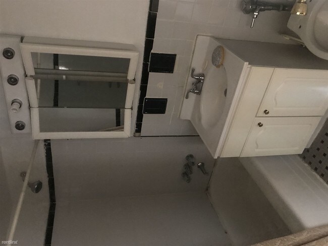 Building Photo - Studio, 1 bath Apartment - 6259 108th St 3A