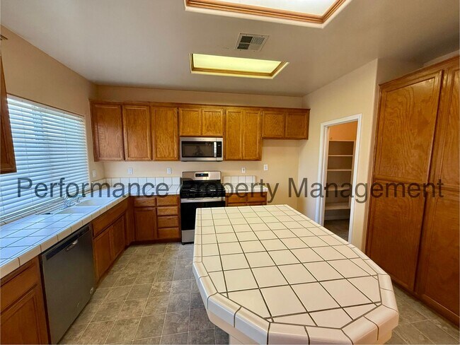 Foto del edificio - Stunning 4 Bed/2 Bath SW Bakersfield Home ...