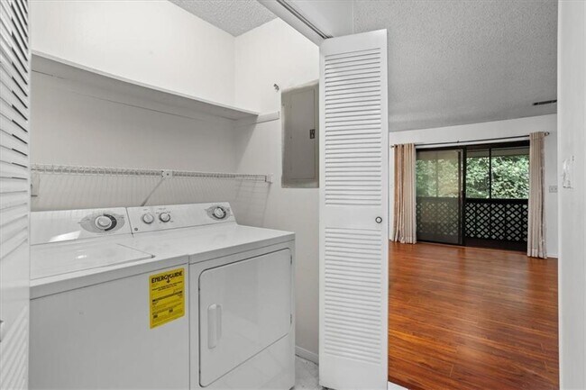 Foto del edificio - 2205 Surrey Ct