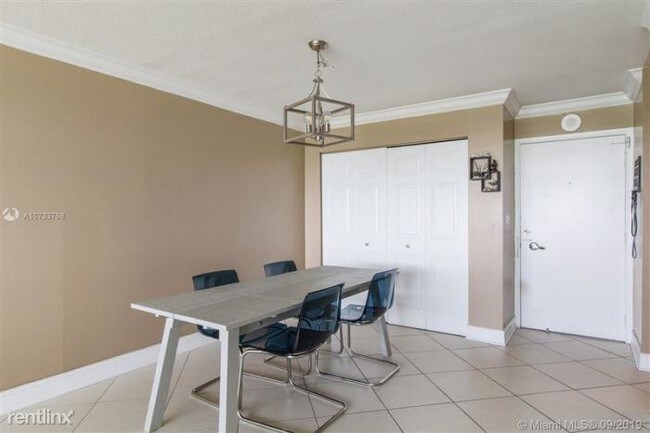 Building Photo - 1 bedroom in Miami Beach FL 33141