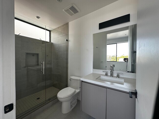 Foto del edificio - 2830 S Cloverdale Ave