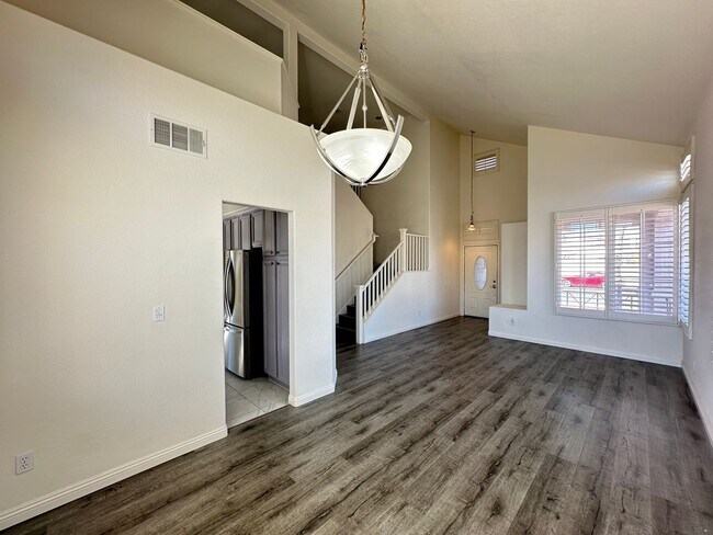Building Photo - Rancho Las Brisas R-2