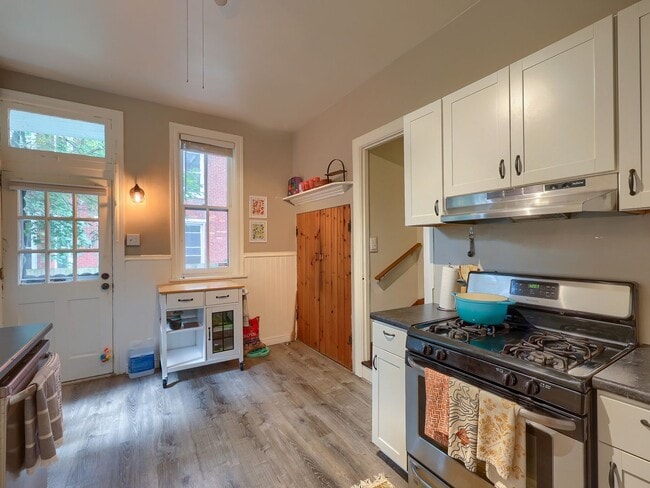 Building Photo - Large Updated 4 BR Home!