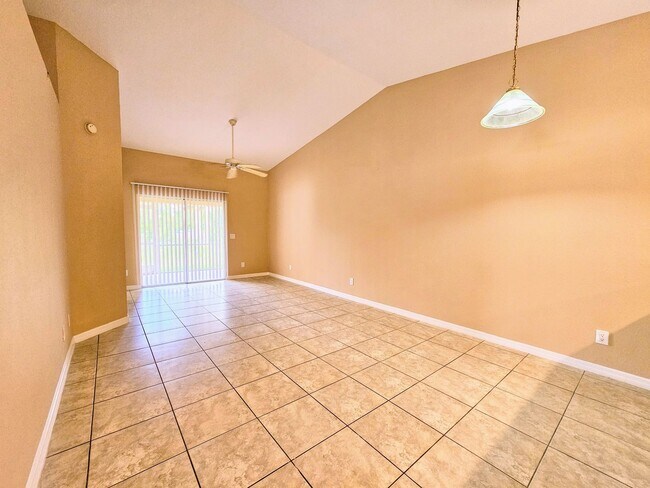 Foto del edificio - Cozy & Convenient, 3-bed, 2-bath duplex