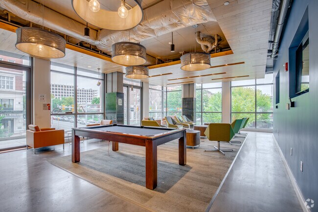 Área de salón/piscina - Nine East 33rd