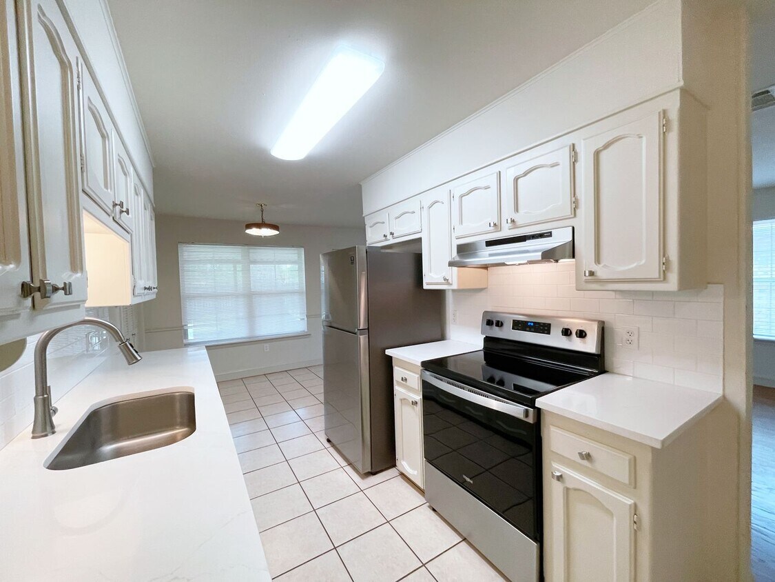 Foto principal - 3 Bedroom House off Siegen and Perkins!