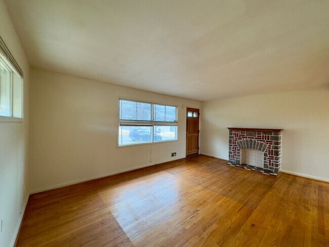 Foto del edificio - Charming 3 Bedroom/1 Bathroom Home with Large Backyard in Waltherson, MD!